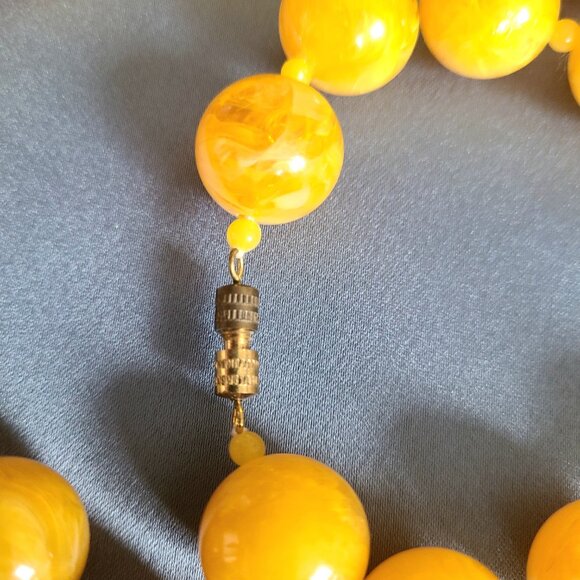 Vintage yellow round plastic Czech(?) beads necklace. Retro jewelry. - Picture 6 of 9